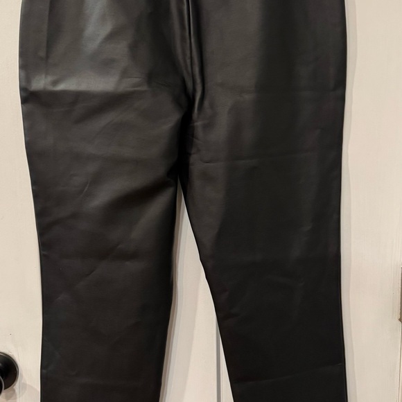Chicos Faux leather pant. Black. Size 0.5 - Picture 4 of 12